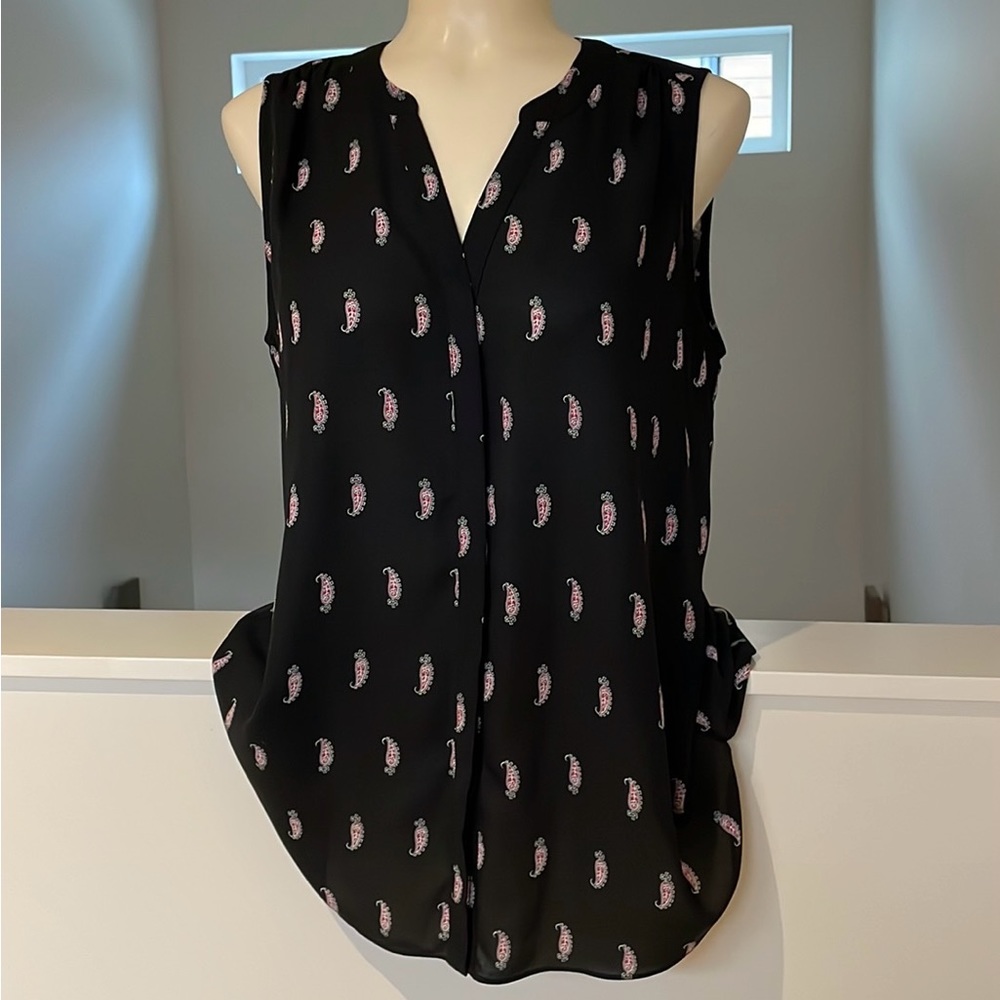NYDJ button down sleeveless tunic with hidden buttons and rounded bottom.